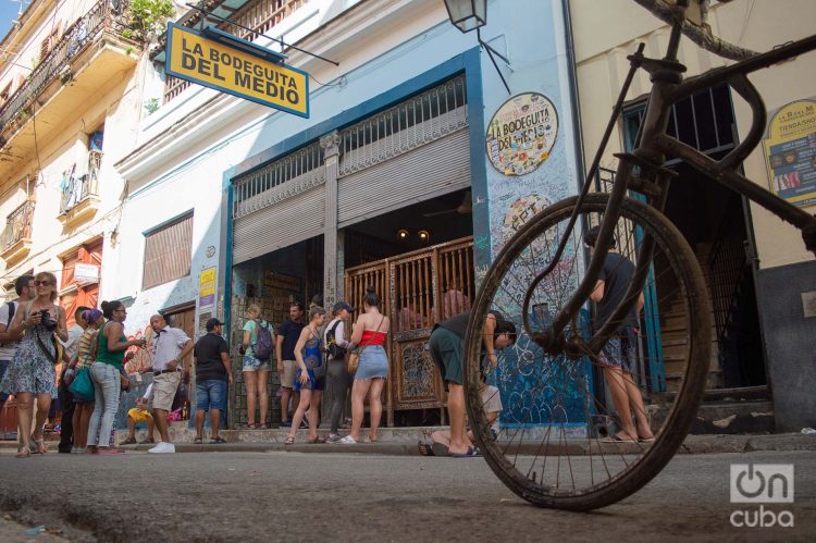 Turistas en los alrededores de la Bodeguita del medio, en La Habana. Foto: Otmaro Rodríguez.
