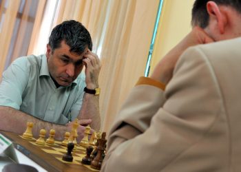 Vassily Ivanchuk y el español David Antón, disputan este lunes el título de la edición 54 del torneo internacional cubano de ajedrez Capablanca in Memoriam. Foto: EFE.