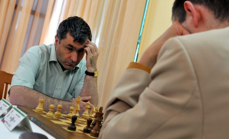 Vassily Ivanchuk y el español David Antón, disputan este lunes el título de la edición 54 del torneo internacional cubano de ajedrez Capablanca in Memoriam. Foto: EFE.
