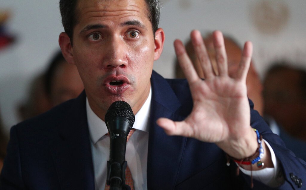 El líder opositor y autoproclamado presidente interino de Venezuela, Juan Guaidó, da una conferencia de prensa sobre la detención de un legislador de la oposición el Caracas, Venezuela, el jueves 9 de mayo de 2019. (AP Foto/Martin Mejia)