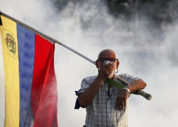 Opositor al presidente venezolano Nicolás Maduro en Caracas,  el martes 30 de abril de 2019.  Foto: Boris Vergara / AP.