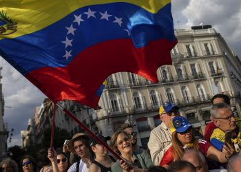 Simpatizantes del líder opositor venezolano Juan Guaidó se reúnen en Madrid, el martes 30 de abril de 2019. Foto: Bernat Armangue / AP.