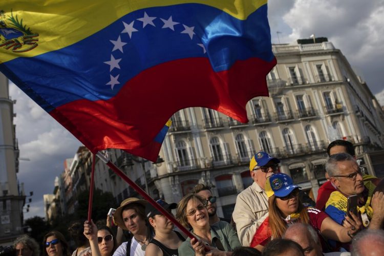 Simpatizantes del líder opositor venezolano Juan Guaidó se reúnen en Madrid, el martes 30 de abril de 2019. Foto: Bernat Armangue / AP.
