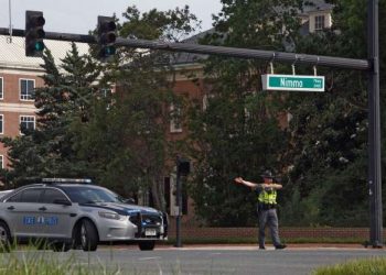 Un oficial de la policía desvía el tráfico desde la intersección de Princess Anne Road y Nimmo Parkway luego de un tiroteo en el Centro Municipal de Virginia Beach el viernes 31 de mayo de 2019. Foto: AP.