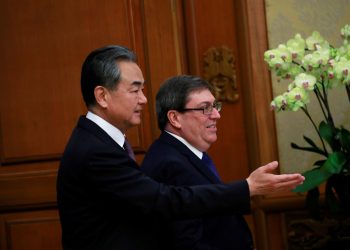 El ministro chino de Exteriores, Wang Yi (i), recibe a su homólogo cubano, Bruno Rodriguez (d), en Beijing, el 29 de mayo de 2019. Foto: Florence Lo / Pool / EFE.
