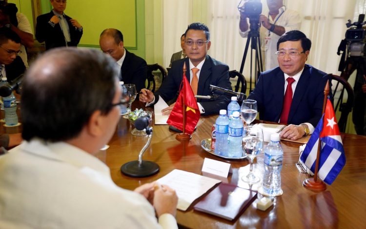 El ministro de Exteriores de Cuba, Bruno Rodríguez Parilla (c-i), se reúne con su homólogo vietnamita, Pham Binh Min (c-d), este lunes, en La Habana, Cuba. Foto: Ernesto Mastrascusa / EFE.