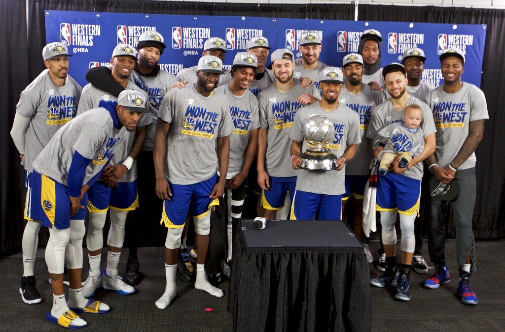 Los Warriors de Golden State posan con el trofeo de campeones de la Conferencia del Oeste, tras barrera a los Trail Blazers de Portland, el lunes 20 de mayo de 2019 Foto: Craig Mitchelldyer / AP.