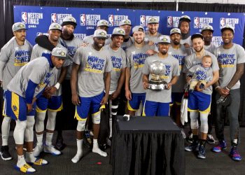 Los Warriors de Golden State posan con el trofeo de campeones de la Conferencia del Oeste, tras barrera a los Trail Blazers de Portland, el lunes 20 de mayo de 2019 Foto: Craig Mitchelldyer / AP.
