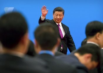 El presidente de China, Xi Jinping, saluda tras una conferencia de prensa en las afueras de Beijing. Foto: Mark Schiefelbein/AP.