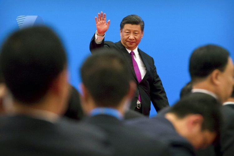 El presidente de China, Xi Jinping, saluda tras una conferencia de prensa en las afueras de Beijing. Foto: Mark Schiefelbein/AP.