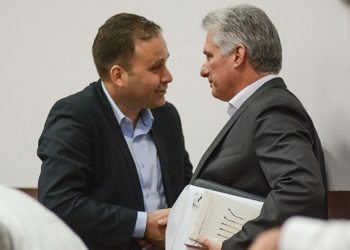 Luis Morlote, nuevo presidente de la UNEAC, junto al presidente cubano Miguel Díaz-Canel. Foto: ACN