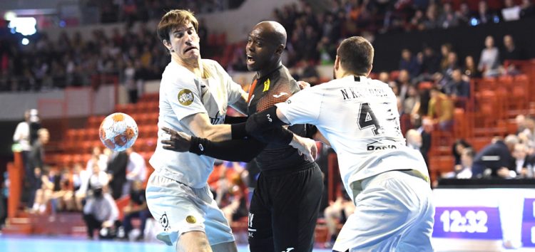 Yoel Cuní (centro) con el US Ivry en la Starligue francesa. Foto: Tomada de US Ivry Handball