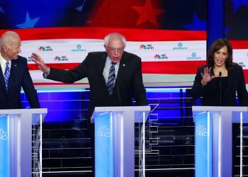 Los aspirantes a la nominación demócrata para las elecciones presidenciales de Estados Unidos (de izquierda a derecha) Joe Biden, Bernie Sanders y Kamala Harris, durante el segundo debate organizado por la televisora NBC News en el Adrienne Arsht Center for the Performing Art, en Miami, el 27 de junio de 2019. (AP Foto/Wilfredo Lee)