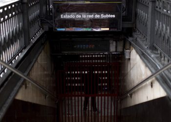 Un empleado del metro detrás de una puerta cerrada en una estación de Buenos Aires, durante un apagón el domingo 16 de junio de 2019. (AP Foto/Tomas F. Cuesta)
