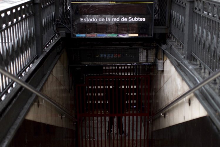 Un empleado del metro detrás de una puerta cerrada en una estación de Buenos Aires, durante un apagón el domingo 16 de junio de 2019. (AP Foto/Tomas F. Cuesta)