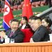 El líder norcoreano, Kim Jong Un (der), y el presidente chino, Xi Jinping (izq), durante una exhibición de gimnasia en un estadio en Pyongyang, Corea del Norte, el 20 de junio de 2019. Foto: Korean Central News Agency/Korea News Service vía AP.