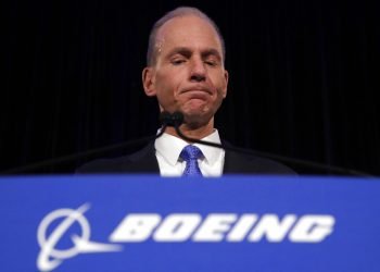 El director ejecutivo de Boeing, Dennis Muilenburg, durante una conferencia de prensa después de la reunión anual de accionistas de la compañía en el Museo Field de Chicago. (AP Foto/Jim Young, Archivo)