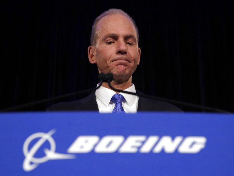 El director ejecutivo de Boeing, Dennis Muilenburg, durante una conferencia de prensa después de la reunión anual de accionistas de la compañía en el Museo Field de Chicago. (AP Foto/Jim Young, Archivo)
