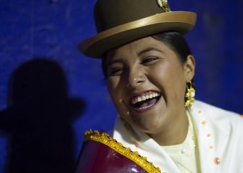 Una mujer aymara sonríe mientras espera su turno para competir en el concurso Cholita Paceña 2019, en La Paz, Bolivia, el viernes 28 de junio de 2019. (AP Foto/Juan Karita)