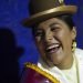 Una mujer aymara sonríe mientras espera su turno para competir en el concurso Cholita Paceña 2019, en La Paz, Bolivia, el viernes 28 de junio de 2019. (AP Foto/Juan Karita)
