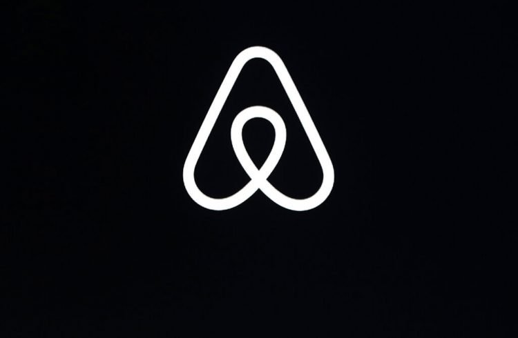 El logotipo de Airbnb en un evento en San Francisco, el 22 de febrero de 2018. Foto: Eric Risberg / AP.