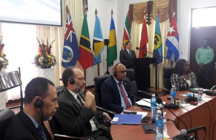 El canciller de Cuba, Bruno Rodríguez (detrás, en el podio), habla en una reunión con la Comunidad del Caribe (Caricom), el viernes 14 de junio de 2019. Foto: @BrunoRguezP / Twitter.