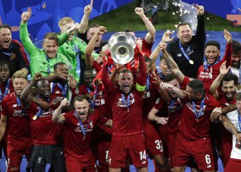 Los jugadores de Liverpool alzan el trofeo tras ganar la final de la Liga de Campeones ante Tottenham Hotspur en el estadio Wanda Metropolitano en Madrid, el sábado 1 de junio de 2019. Foto: Emilio Morenatti/AP.