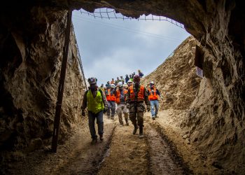 En esta foto provista por el gobierno regional de Antofagasta, hombres entran a la mina San José para trabajar en el rescate de tres mineros bolivianos que quedaron atrapados por un colapso la noche anterior en Tocopilla, Chile, el viernes 14 de junio de 2019. Foto: Ricardo Rodriguez/Intendencia de Antofagasta vía AP.