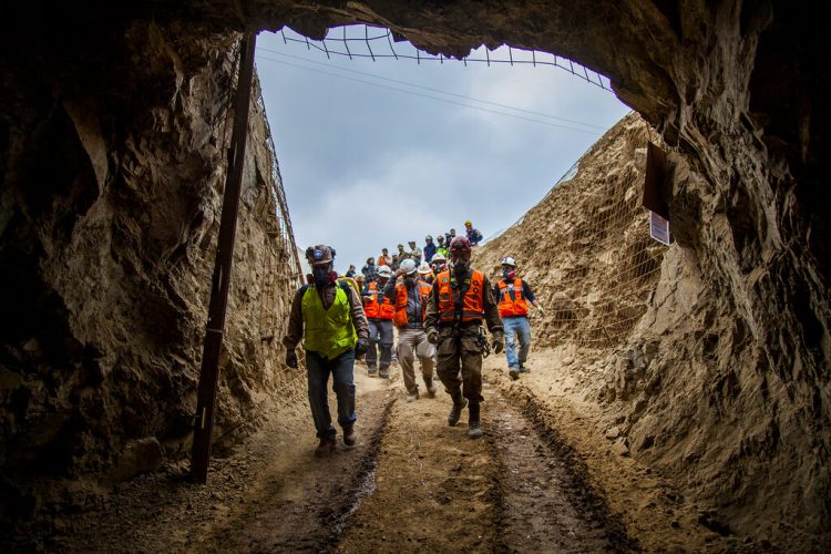 En esta foto provista por el gobierno regional de Antofagasta, hombres entran a la mina San José para trabajar en el rescate de tres mineros bolivianos que quedaron atrapados por un colapso la noche anterior en Tocopilla, Chile, el viernes 14 de junio de 2019. Foto: Ricardo Rodriguez/Intendencia de Antofagasta vía AP.