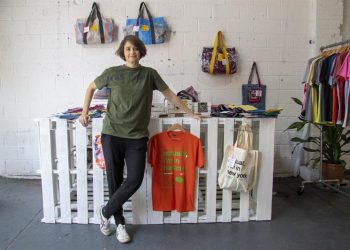 La cofundadora de la marca de moda "Clandestina", la española Leire Fernández, posa para Efe el miércoles 5 de junio de 2019 en su tienda "Pop-up" (efímera), en pleno barrio de Brooklyn, en Nueva York. Foto: Miguel Rajmil / EFE.