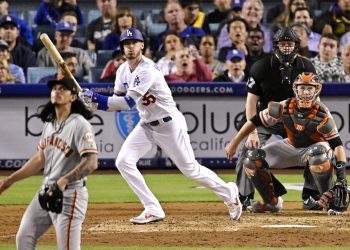 El astro de los Dodgers de Los Angeles, Cody Bellinger, una de las estrellas jóvenes del béisbol en Estados Unidos, batea un jonrón de dos carreras ante el relevista de los Gigantes de San Francisco Dereck Rodriguez el el séptimo inning de un partido de las Grandes Ligas el 19 de junio del 2019.  (AP Foto/Mark J. Terrill)