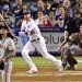 El astro de los Dodgers de Los Angeles, Cody Bellinger, una de las estrellas jóvenes del béisbol en Estados Unidos, batea un jonrón de dos carreras ante el relevista de los Gigantes de San Francisco Dereck Rodriguez el el séptimo inning de un partido de las Grandes Ligas el 19 de junio del 2019.  (AP Foto/Mark J. Terrill)