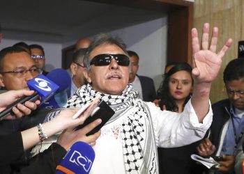 El excomandante de las FARC, Jesús Santrich, habla con periodistas después de ocupar su banca en el Congreso en Bogotá, Colombia, el martes 11 de junio de 2019. Foto: Fernando Vergara / AP.