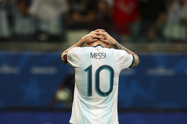El delantero argentino Lionel Messi tras fallar una ocasión de gol en la derrota 2-0 ante Colombia por el Grupo B de la Copa América, en Salvador, Brasil, el sábado 15 de junio de 2019. (AP Foto/Ricardo Mazalán)