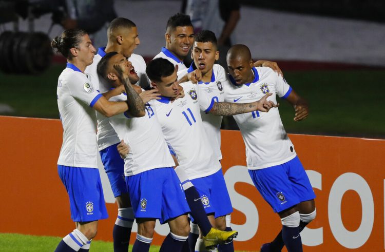 Philippe Coutinho (centro) festeja con sus compañeros el primer gol de Brasil en la victoria 3-0 ante Bolivia en la Copa América en Sao Paulo, el viernes 14 de junio de 2019. Foto: Nelson Antoine / AP.