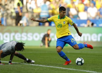 Roberto Firmino anota el segundo de Brasil en el partido ante Perú por el Grupo A de la Copa América en Sao Paulo, Brasil, el sábado 22 de junio de 2019. (AP Foto/Víctor R. Caivano)
