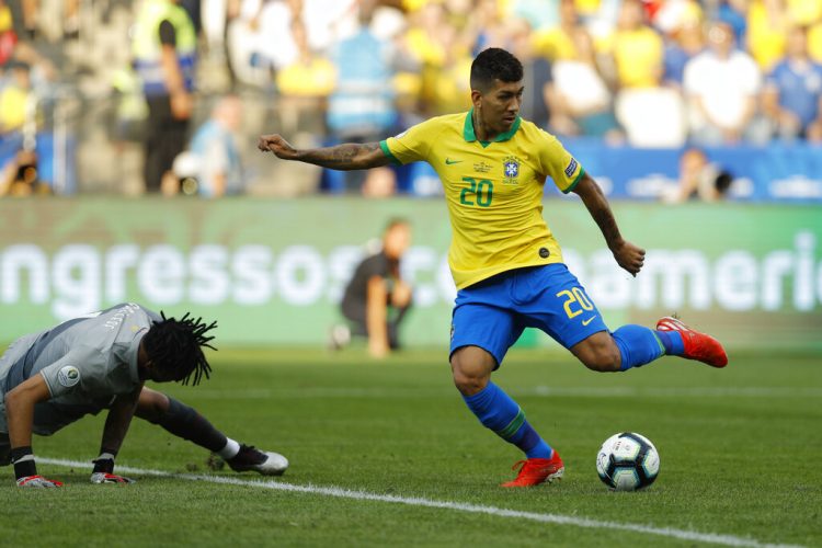 Roberto Firmino anota el segundo de Brasil en el partido ante Perú por el Grupo A de la Copa América en Sao Paulo, Brasil, el sábado 22 de junio de 2019. (AP Foto/Víctor R. Caivano)