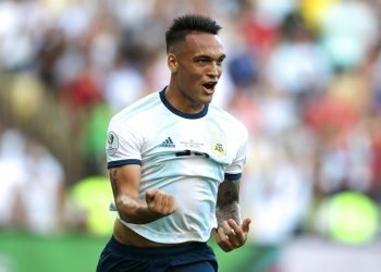 Lautaro Martínez festeja tras anotar el primer gol de Argentina ante Venezuela en los cuartos de final de la Copa América en Río de Janeiro, Brasil, el viernes 28 de junio de 2019. (AP Foto/Edison Vara)