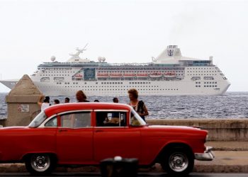 Fotografía de archivo del 22 de mayo de 2017 muestra un crucero con turistas que pasan frente al Malecón en La Habana (Cuba). El Gobierno de EE.UU. anunció hoy que prohibirá los viajes en crucero a Cuba, lo que asesta un gran golpe a la economía cubana y a esa pujante industria que había crecido desde el deshielo iniciado en 2014. EFE/Ernesto Mastrascusa