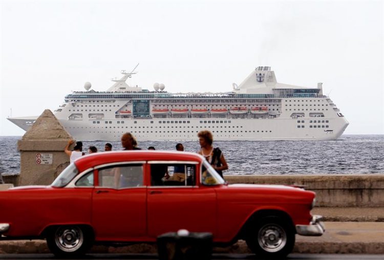 Fotografía de archivo del 22 de mayo de 2017 muestra un crucero con turistas que pasan frente al Malecón en La Habana (Cuba). El Gobierno de EE.UU. anunció hoy que prohibirá los viajes en crucero a Cuba, lo que asesta un gran golpe a la economía cubana y a esa pujante industria que había crecido desde el deshielo iniciado en 2014. EFE/Ernesto Mastrascusa