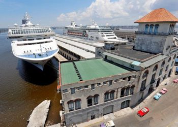 Vista de varios cruceros atracados en la terminal de cruceros de La Habana el 4 de junio de 2019. Foto: Ernesto Mastrascusa / EFE.