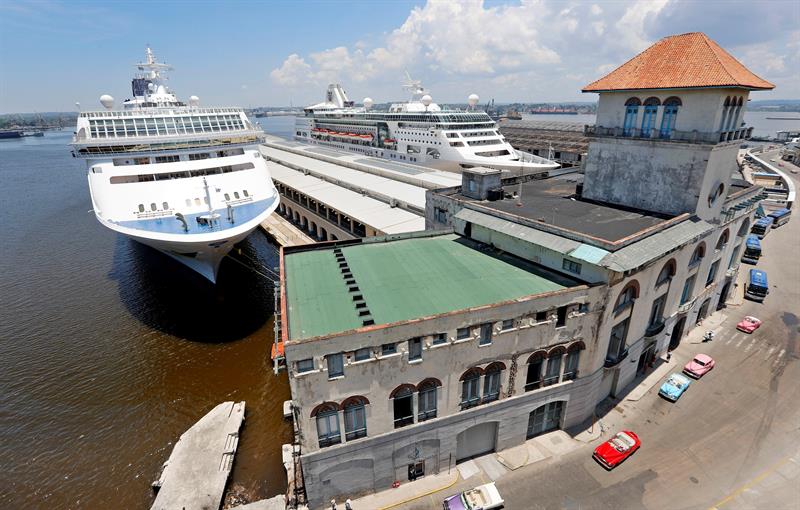 Vista de varios cruceros atracados en la terminal de cruceros de La Habana el 4 de junio de 2019. Foto: Ernesto Mastrascusa / EFE.