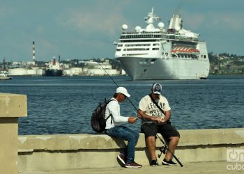 Dos pescadores conversan en La Habana el 5 de junio de 2019 al momento de la salida del Empress of the Seas, de Royal Caribbean, el último crucero de EE.UU. en abandonar Cuba tras la prohibición de los cruceros a la Isla por parte del gobierno de Donald Trump. Foto: Otmaro Rodríguez.