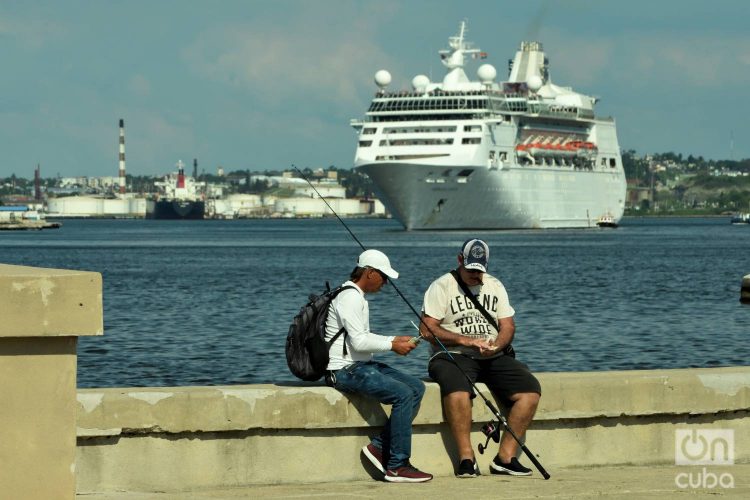 Dos pescadores conversan en La Habana el 5 de junio de 2019 al momento de la salida del Empress of the Seas, de Royal Caribbean, el último crucero de EE.UU. en abandonar Cuba tras la prohibición de los cruceros a la Isla por parte del gobierno de Donald Trump. Foto: Otmaro Rodríguez.