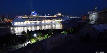 El Norwegian Sky sale de la bahía de La Habana el 5 de junio de 2019, tras la prohibición de los cruceros a Cuba por el gobierno de Donald Trump. Foto: Otmaro Rodríguez.