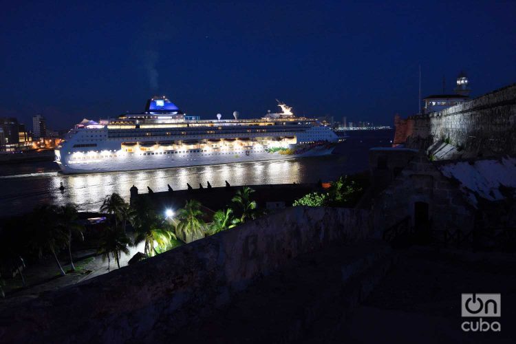 El Norwegian Sky sale de la bahía de La Habana el 5 de junio de 2019, tras la prohibición de los cruceros a Cuba por el gobierno de Donald Trump. Foto: Otmaro Rodríguez.