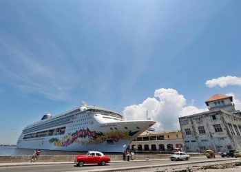 El Gobierno de EE.UU. prohibirá a partir de este miércoles los cruceros a Cuba y restringirá las visitas culturales de los ciudadanos estadounidenses. Foto: Ernesto Mastrascusa / EFE.