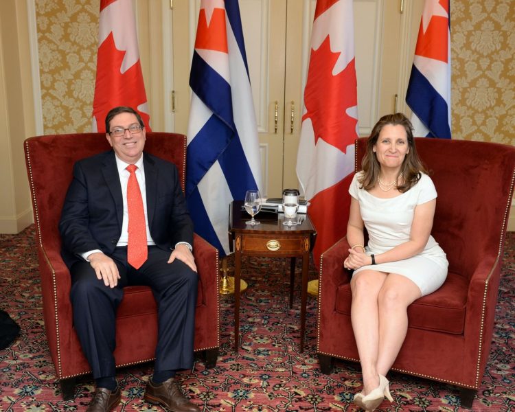 La ministra de Asuntos Exteriores de Canadá, Chrystia Freeland y su homólogo cubano, Bruno Rodríguez.