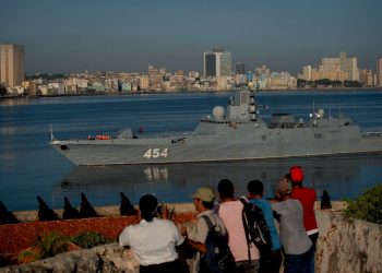 La fragata Almirante Gorshkov de la Armada rusa llega al puerto de La Habana, Cuba, el lunes 24 de junio de 2019. Foto: Ramón Espinosa / AP.