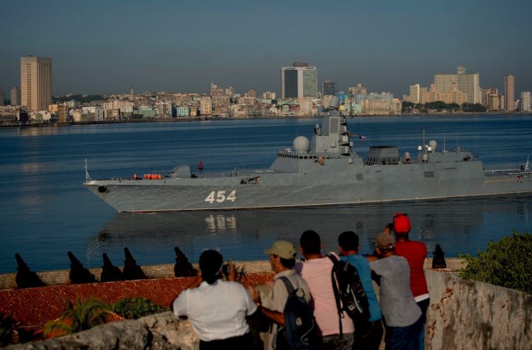 La fragata Almirante Gorshkov de la Armada rusa llega al puerto de La Habana, Cuba, el lunes 24 de junio de 2019. Foto: Ramón Espinosa / AP.